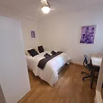 Room In Apartment - Private Room For Rent In Calle De San Bernabe