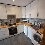 Room In Apartment - Private Room For Rent In Calle De San Bernabe