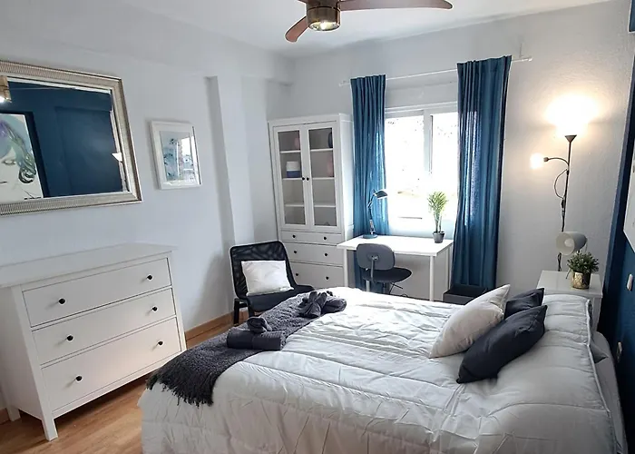 Room In Apartment - Private Room For Rent In Calle De San Bernabe