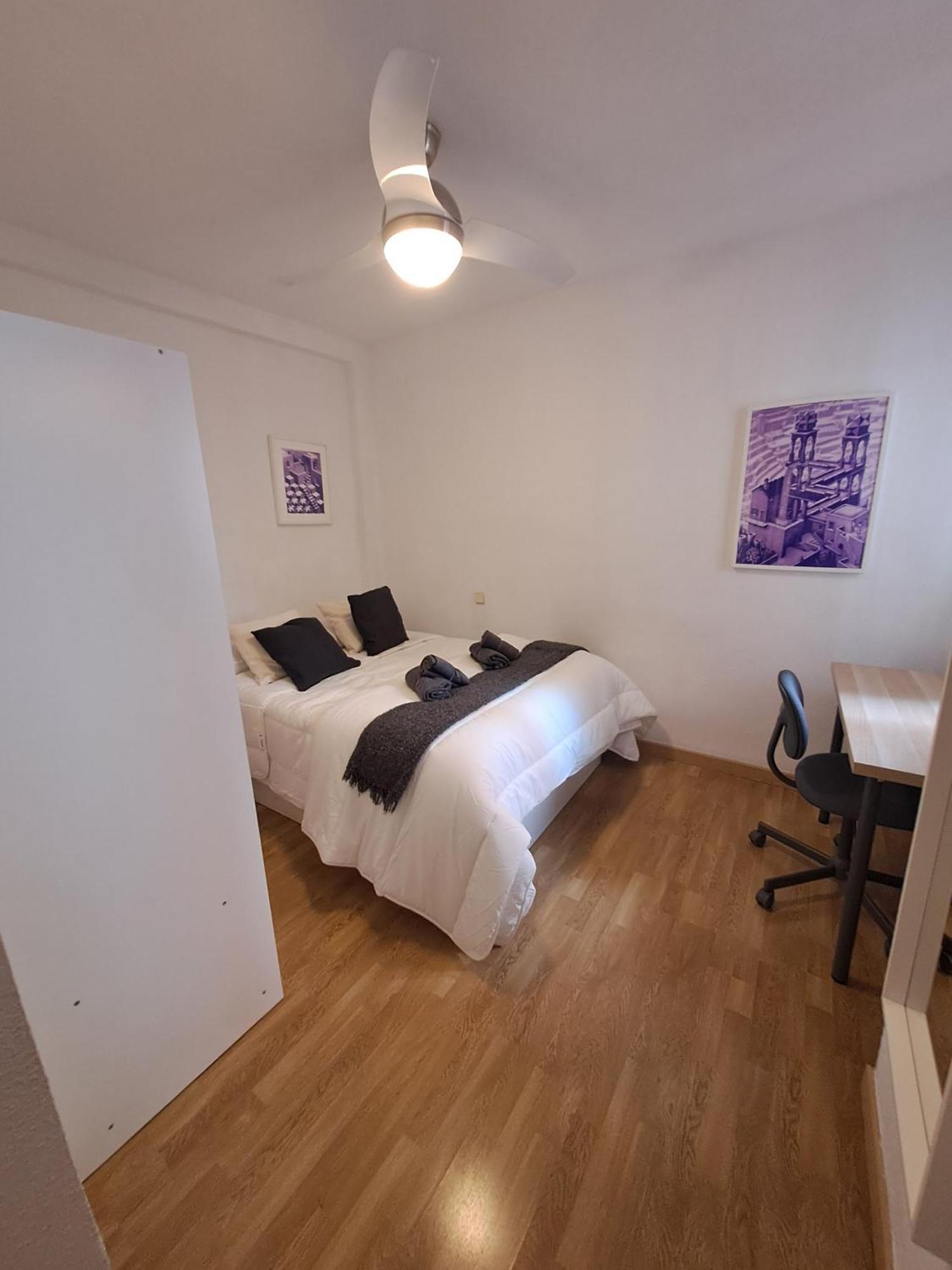 In - Private For Rent In Calle De San Bernabe Gasthuis
